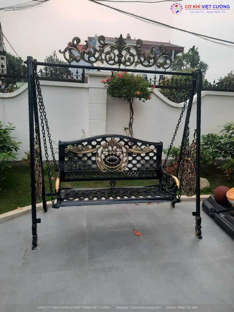 Xích đu sắt nghệ thuật với những hoa văn họa tiết cao cấp