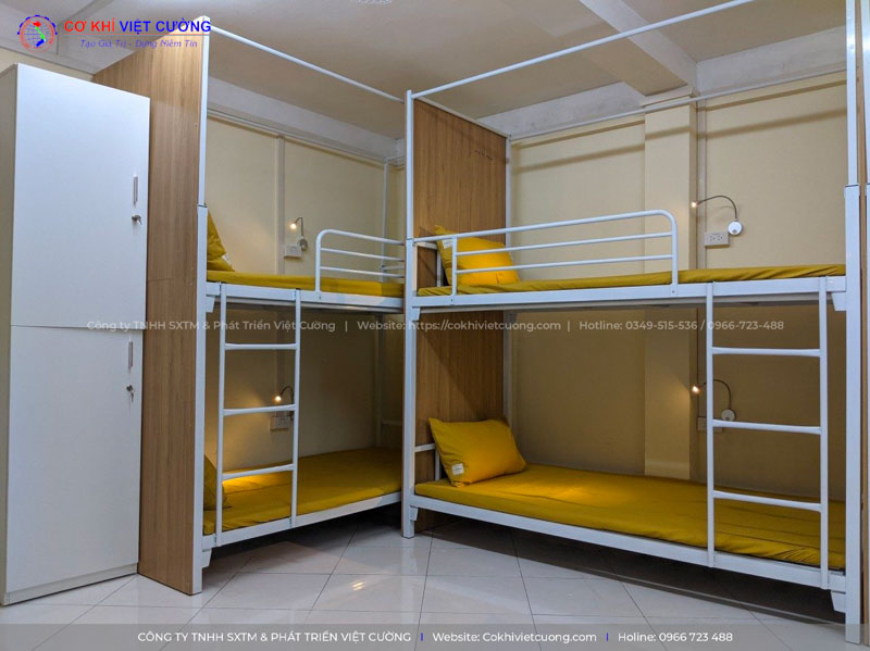 Giường tầng homestay khung rèm có vách gỗ