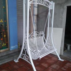 Ghế xích đu khung sắt chắc chắn, bền đẹp với thời gian
