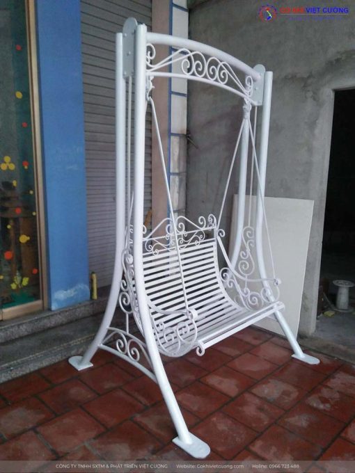 Ghế xích đu khung sắt chắc chắn, bền đẹp với thời gian