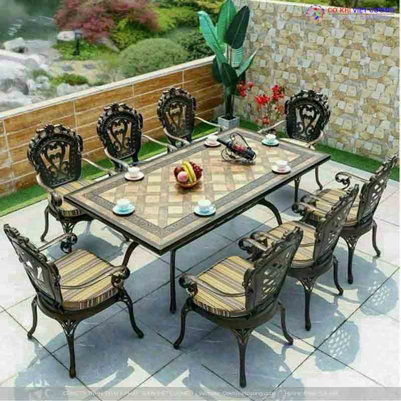 Giá của bàn ghế sắt chịu ảnh hưởng của nhiều yếu tố khác nhau