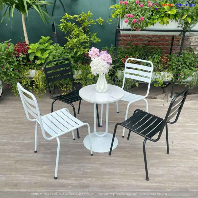 Nên Chọn Bàn Ghế Sắt Hay Gỗ Cho Quán Cafe Mở Ngoài Trời?