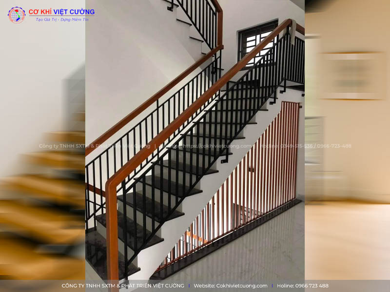 Cầu thang sắt kết hợp gỗ cho nhà ống