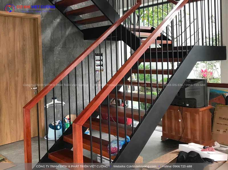 Cầu thang sắt kết hợp gỗ cho nhà ống