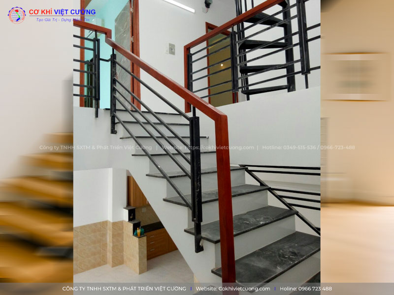 Cầu thang sắt kết hợp gỗ cho nhà ống