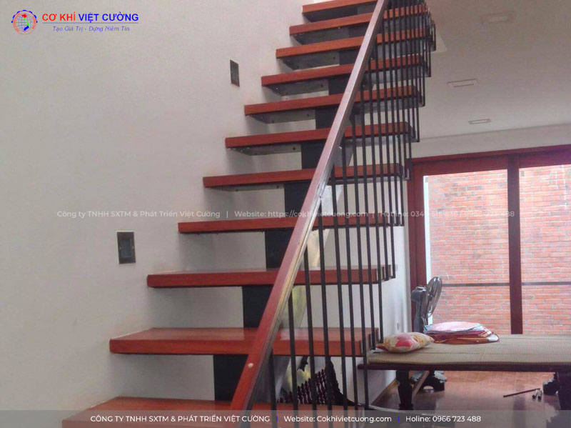 Cầu thang sắt kết hợp gỗ cho nhà ống