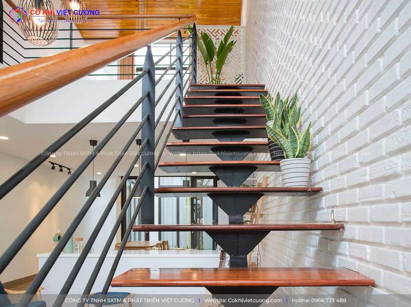 Cầu thang sắt kết hợp gỗ cho nhà ống