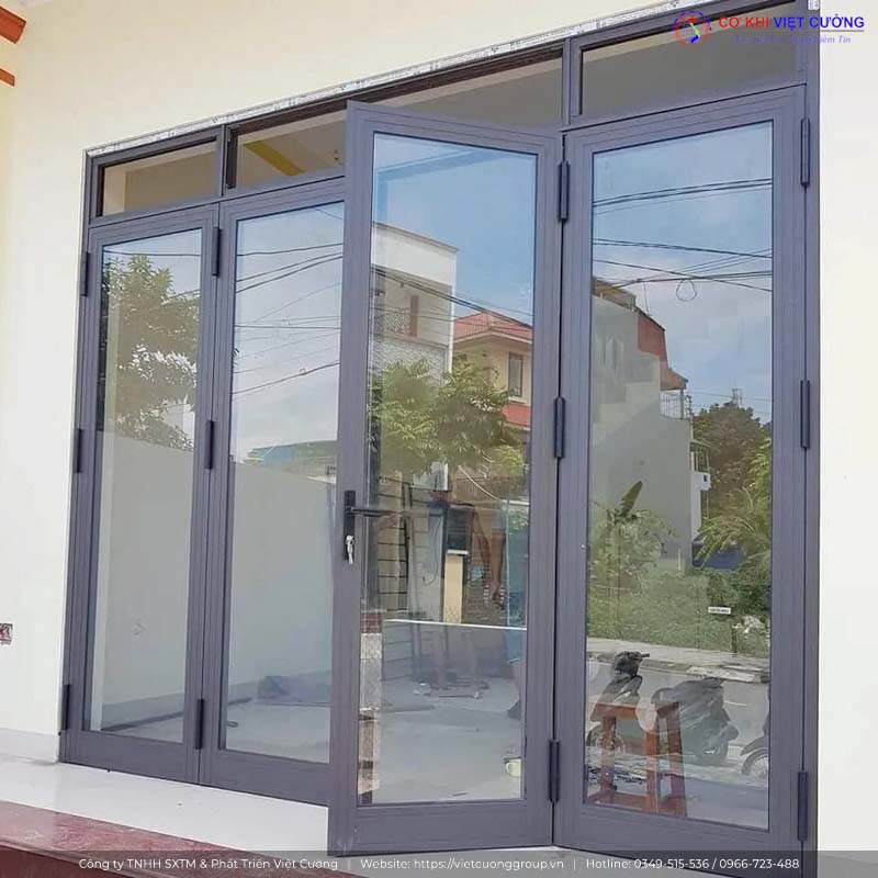 So sánh cửa nhôm kính và cửa sắt - Giải pháp nào tối ưu cho nhà phố