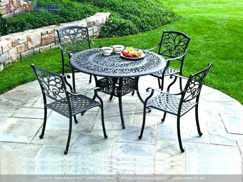 Ý tưởng trang trí sân vườn với bộ bàn ghế sắt chất lượng