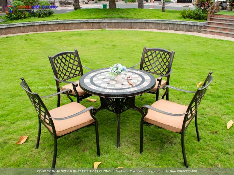 Ý tưởng trang trí sân vườn với bộ bàn ghế sắt chất lượng