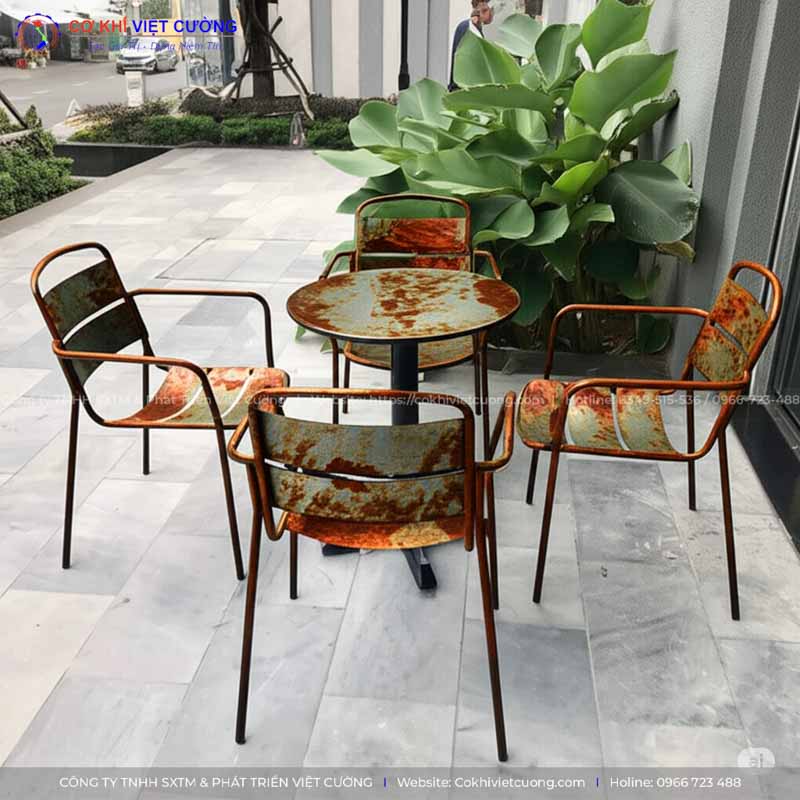 Bàn ghế sắt bị gỉ sét sẽ nhanh chóng xuống cấp và hỏng hóc