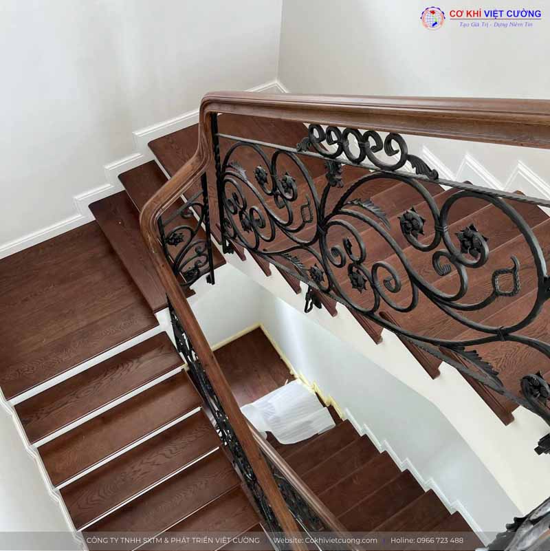 Mẫu lan cầu thang chất lượng với chất liệu sắt nghệ thuật kết hợp với gỗ
