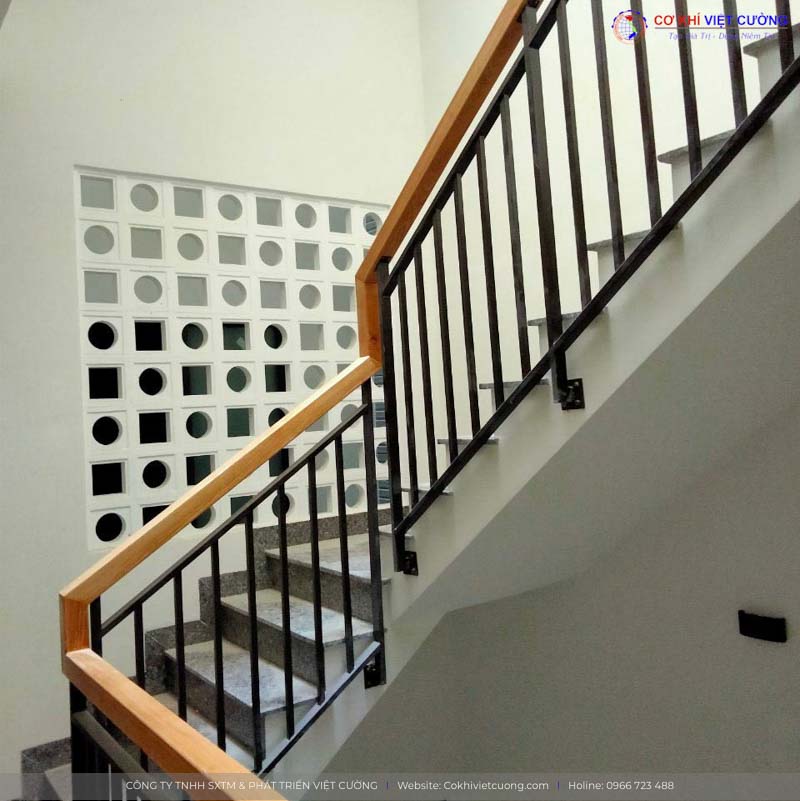 Cầu thang lan can sắt đơn giản kết hợp tay vịn gỗ