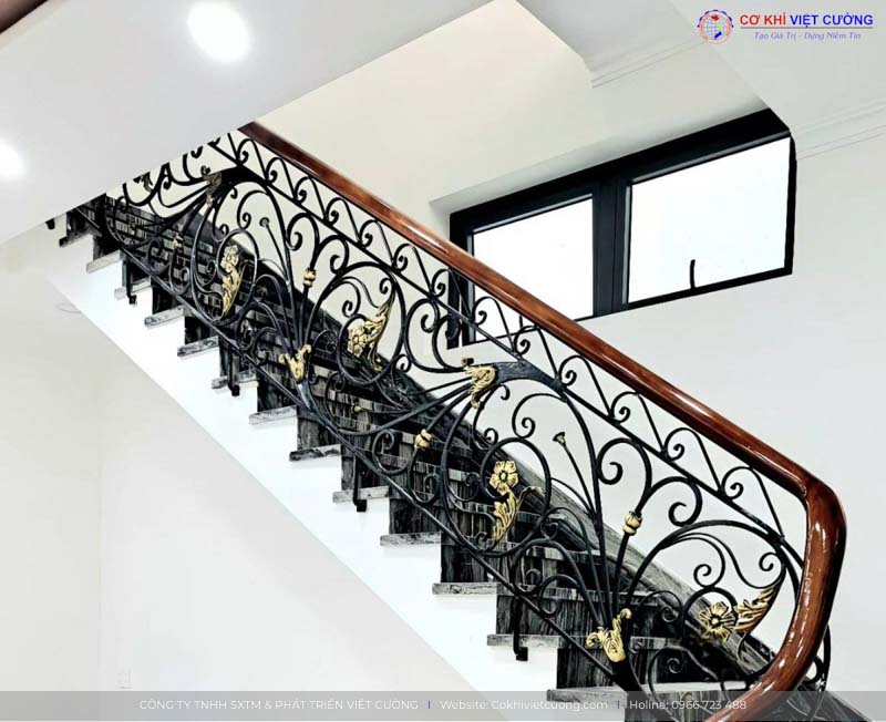 Mẫu cầu thang với lan can sắt nghệ thuật