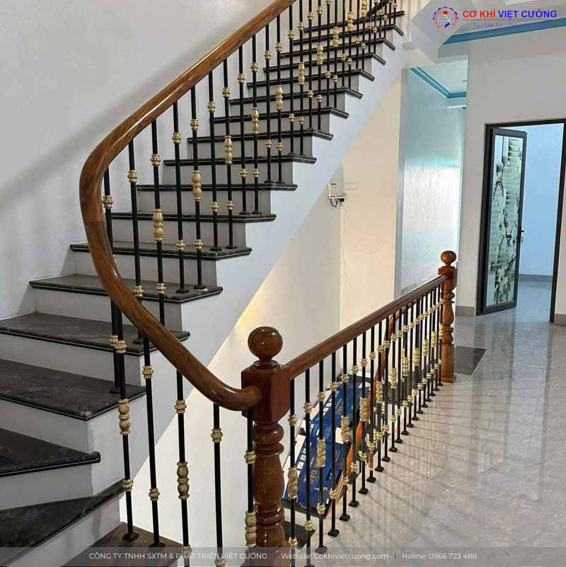 Cầu thang sắt nghệ thuật cho nhà phố tại Gia Lâm