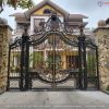 Mẫu cửa cổng sắt mỹ thuật hoa văn đẹp