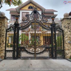 Mẫu cửa cổng sắt mỹ thuật hoa văn đẹp