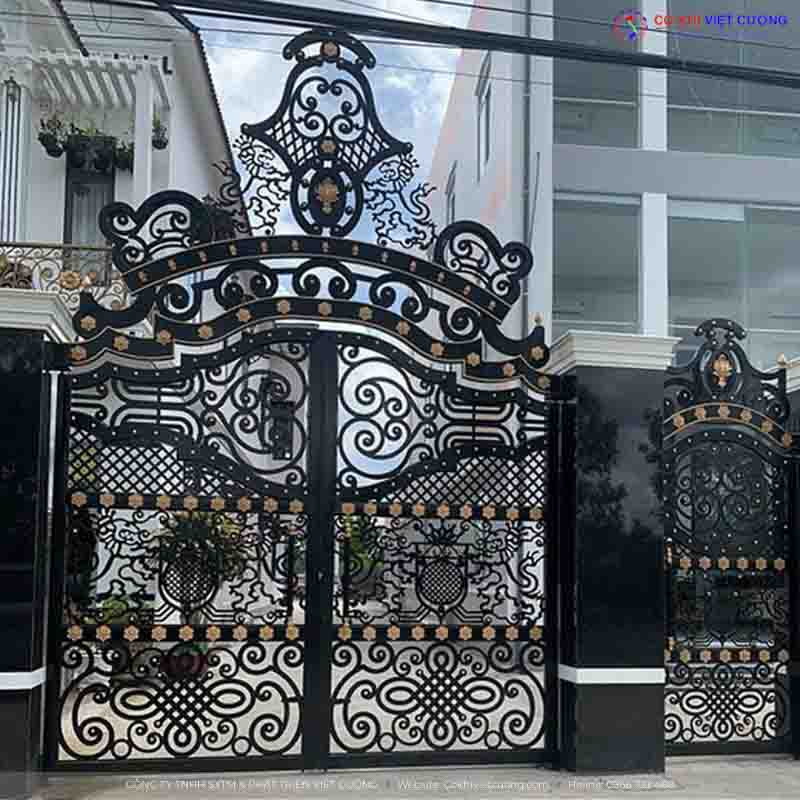 Cửa cổng sắt nghệ thuật 2 cánh kết hợp cánh phụ cao cấp