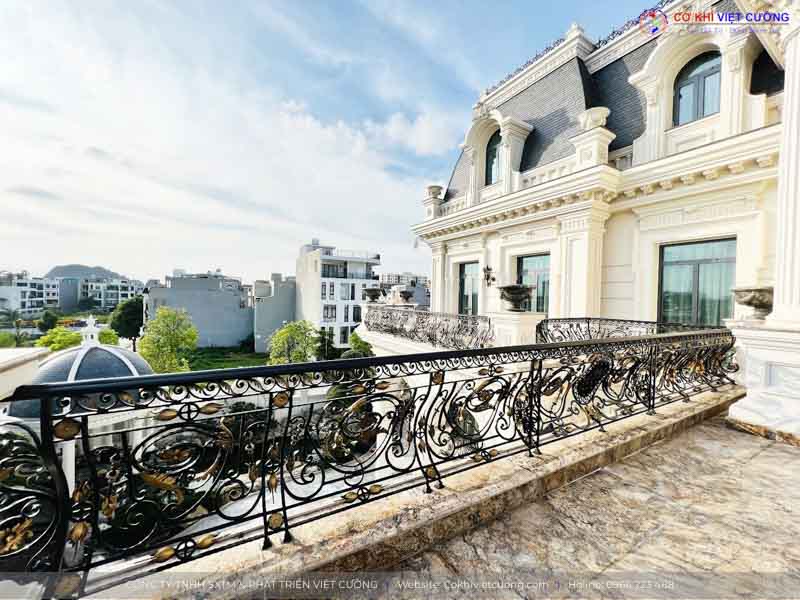 Không gian sân thượng được đảm bảo an toàn với hệ thống lan can sắt