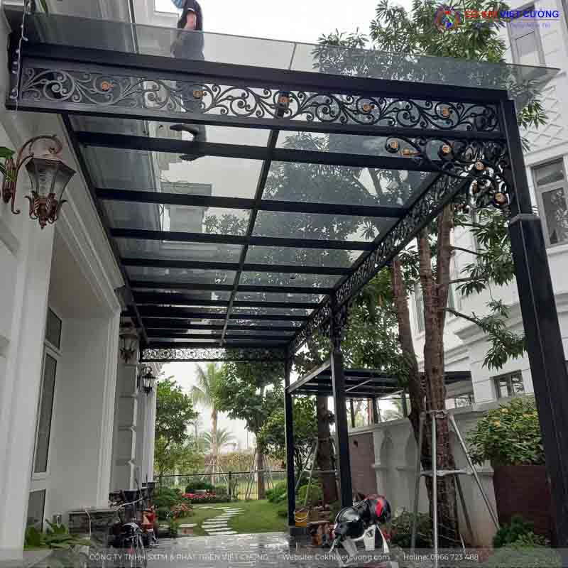 Cơ khí Việt Cường lắp đặt mái kính sắt nghệ thuật biệt thự Lâm Viên