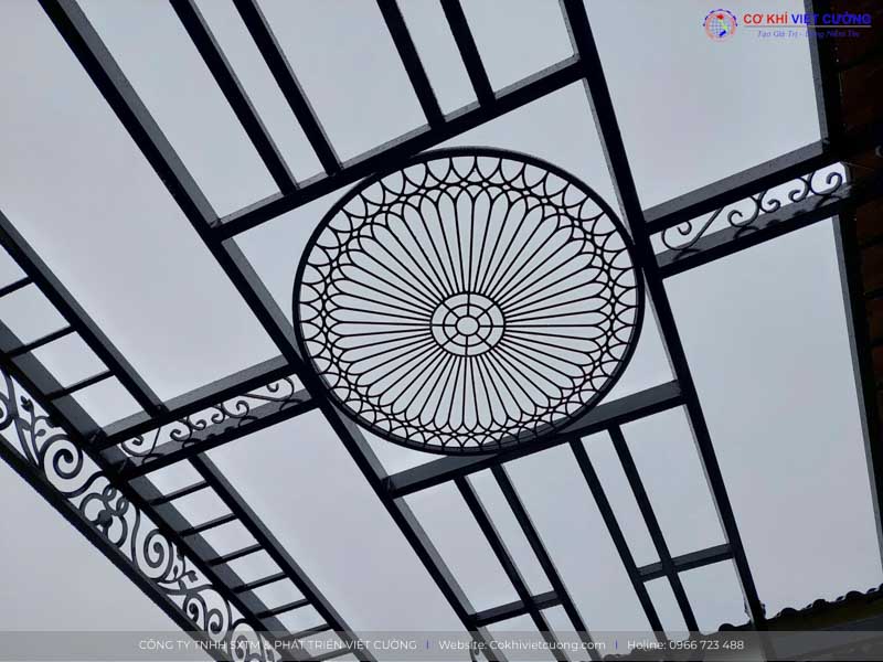Cơ khí Việt Cường lắp đặt mái kính sắt nghệ thuật biệt thự Lâm Viên