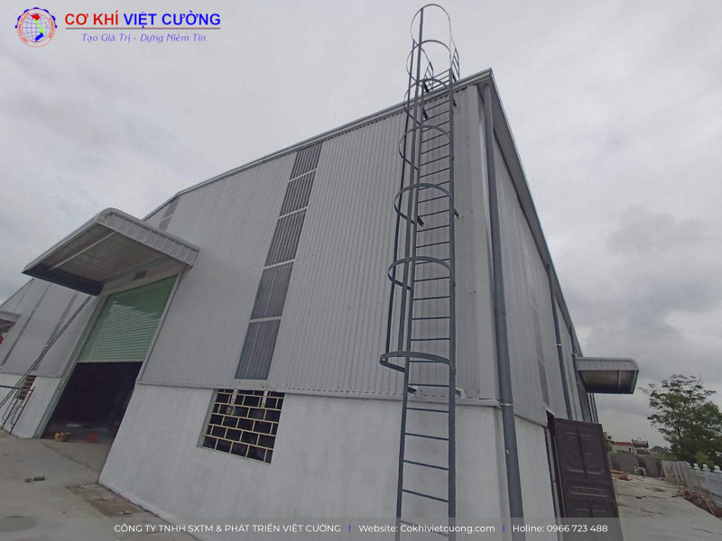 Thang khỉ lên mái thi công tại KCN Bắc Ninh