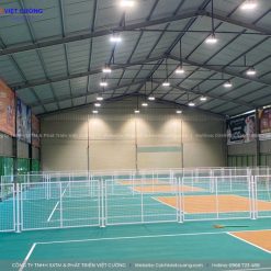 Hàng rào lưới thép sẽ là lựa chọn rất tốt để có thể bảo vệ và ngăn các sân thi đấu với nhau
