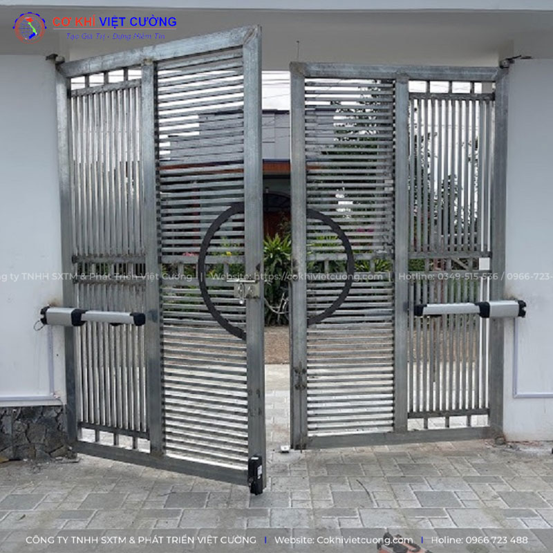 Cửa cổng sắt với hệ thống motor tay đòn